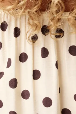 Blouse à pois épaules dénudées