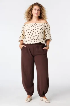 Blouse à pois épaules dénudées