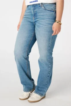 Jean à jambe droite et taille moyenne
