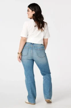 Jean à jambe droite et taille moyenne