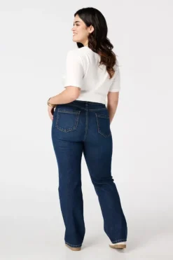 Jean à jambe droite et taille moyenne