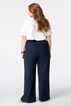 Pantalon wide leg à fines rayures