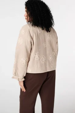 Veste avec fleurs brodées