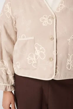 Veste avec fleurs brodées
